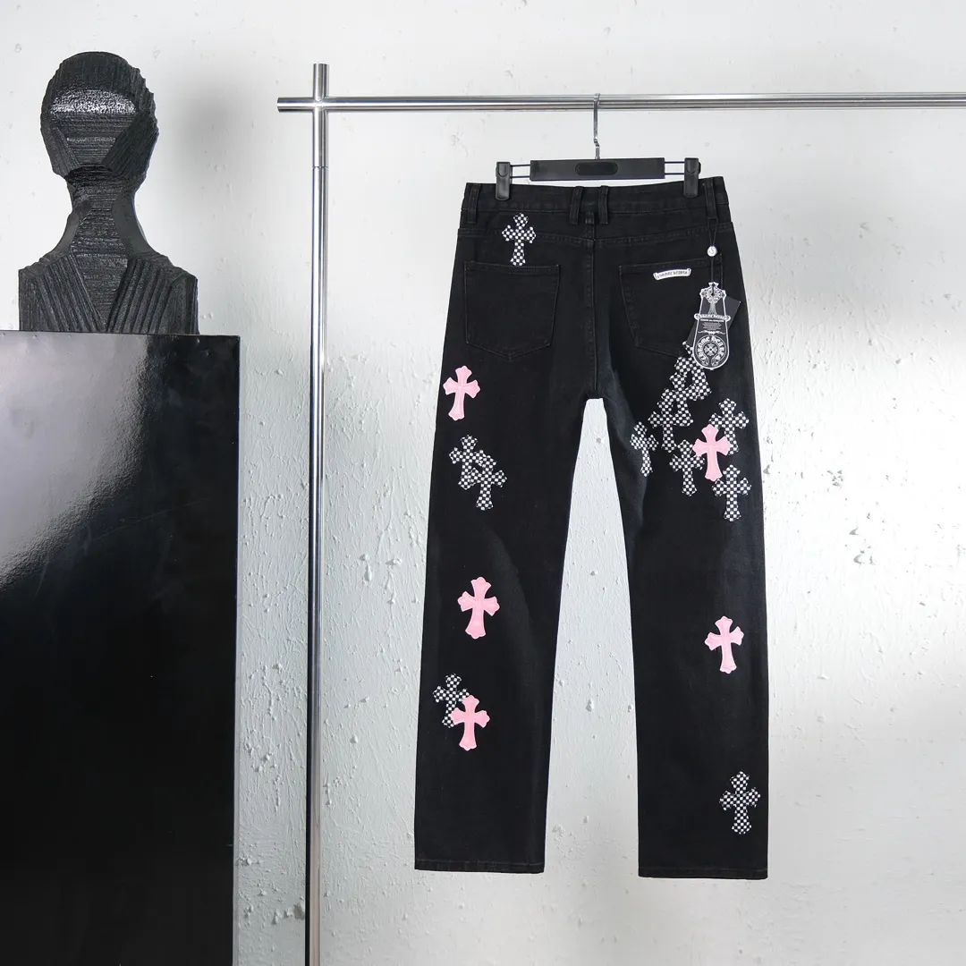 P280 (top version) Chrome hearts new city-limited flame plaid black and pink jeans Chrome hearts city-limited jeans Hardware customization Original development vintage levis American-made 501 black and gray base remake Levi's American-made 501 base imported sheepskin 925 silver remake [Top heavy industry fashion design] Consistently high-street luxury style. Speaking of this style, the Zangyin family and GU family are definitely the leading representative brands. Especially the Zangyin family has really achieved a state-of-the-art effect in creating high-street style. The unique washed material is used to create this style. The color system is already quite eye-catching. After it is decorated with patchwork cross flowers, it cleverly highlights the charm of the brand. Secondly, this style uses classic The high-waist cutting design highlights the long legs and fashionable temperament of the upper body. The brand is highly recognizable and the slim fit configuration is more suitable for daily wear. It is a product that interprets personality, fashion, and specifications at a glance. This single product is enough to make any fan excited. It can be a white T-shirt for a youthful college style, or a tight suspender for a royal style. It has strong matching ability and can be easily controlled by men.  [Materials and craftsmanship] Needless to say, this point goes without saying. As an excellent craftsman brand, Zangyin’s requirements for details and craftsmanship are really perfect. The washed color of this model has gone through so many processes, not to mention the embellishment of denim appliques. It is also purely hand-made and sewn. Just like what they believe in, only hand-made things have soul and have the meaning of wear. A top-notch heavy-duty fashionable denim item, I look forward to your perfect interpretation! !  Color: Black Size: S M L XL